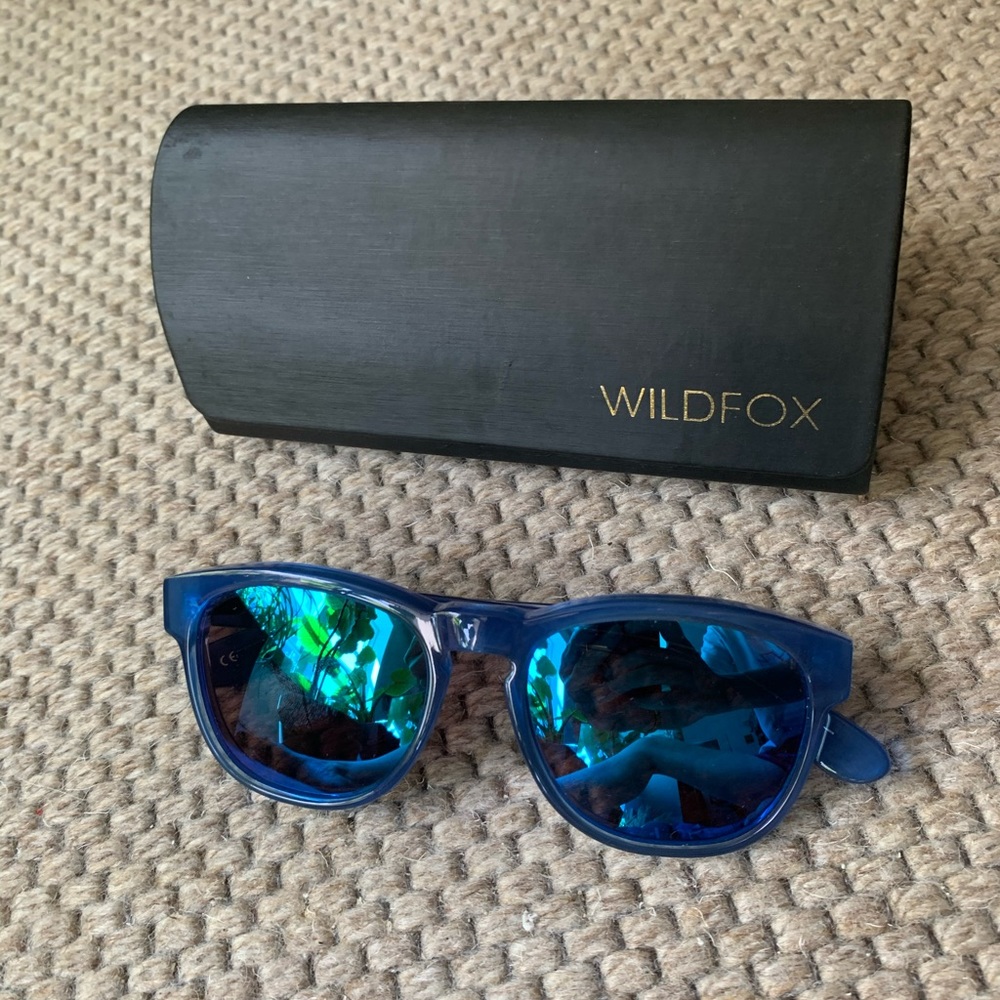 WILDFOX BLUE MIRROR SUNGLASSES